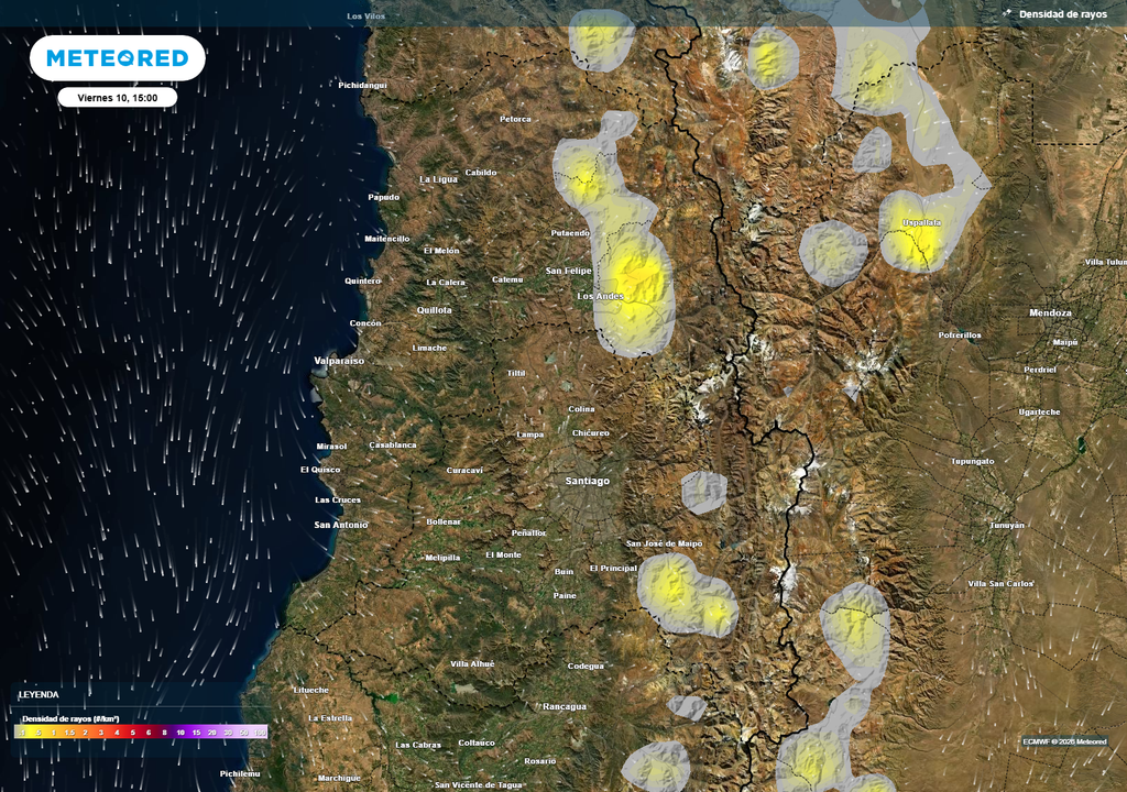 Mapa de densidad de rayos muestra focos de tormentas eléctricas concentrados en sectores cordilleranos de la zona central, asociados a inestabilidad por la presencia de una baja segregada durante la tarde del viernes.