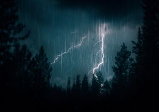 Tormentas eléctricas y precipitaciones en Chile central: estos son los avisos vigentes de la Dirección Meteorológica