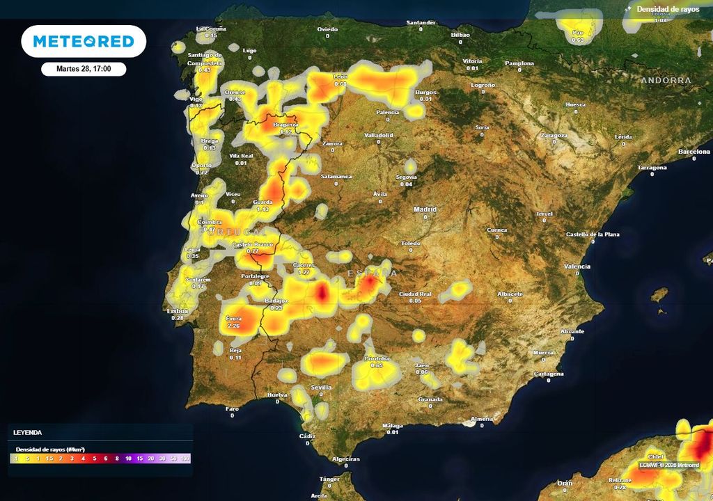 Con el avance de la jornada, se irán produciendo tormentas por bastantes zonas del oeste de la Península, con importante actividad eléctrica.