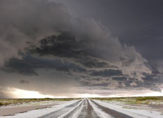 Ciclogénesis en marcha: borrasca con tormentas y nevadas "relámpago"