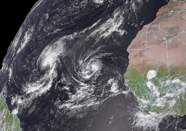 Cerca de África, se observa a través del GOES-16 (East) a los dos ciclones tropicales continuando con su desplazamiento. Cerca de África, se observa a través del GOES-16 (East) a los dos ciclones tropicales continuando con su desplazamiento.