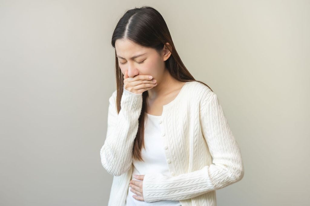 Algunos de los síntomas de las enfermedades gastrointestinales son: fiebre, dolor estomacal o abdominal, náuseas, diarrea, entre otros.