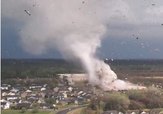 Destructor tornado golpea en Kansas, Estados Unidos