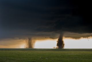 El espectacular tornado doble ayer en Italia, ¿cómo fue posible?