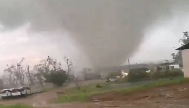 Tornado e chuva de granizo causam estragos e alertas no RS; veja imagens