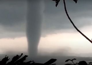 Tornado impressionante ocorre em Wonogiri, Indonésia