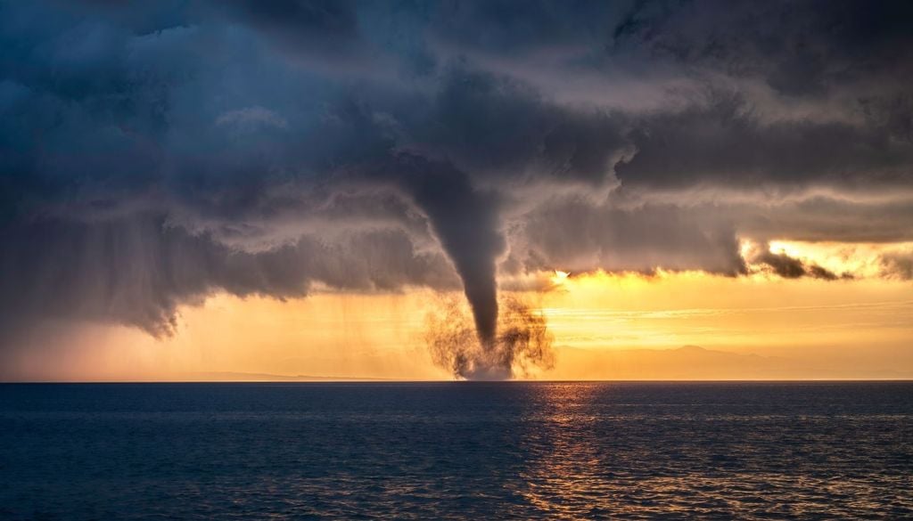 Il riscaldamento del mare Mediterraneo fornisce energia aggiuntiva ai sistemi temporaleschi, rendendo questi fenomeni potenzialmente più intensi e aumentando il rischio per l’isola.