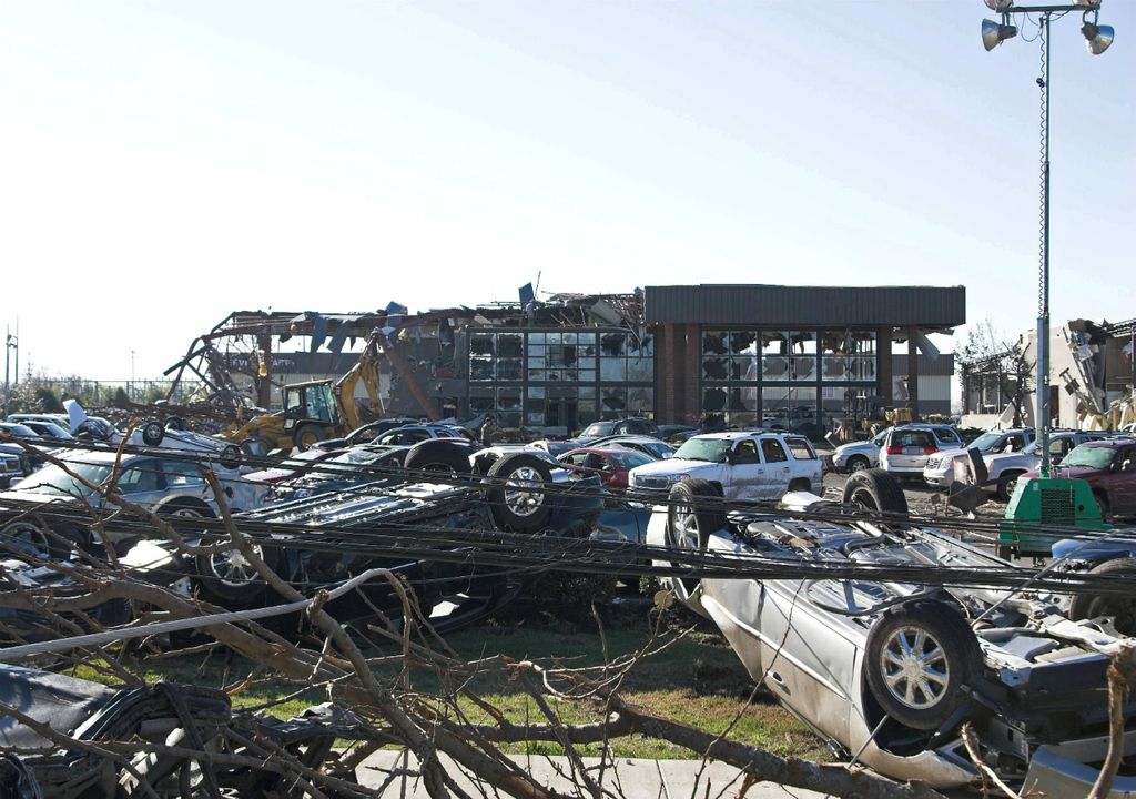 Carros destruídos por tornados