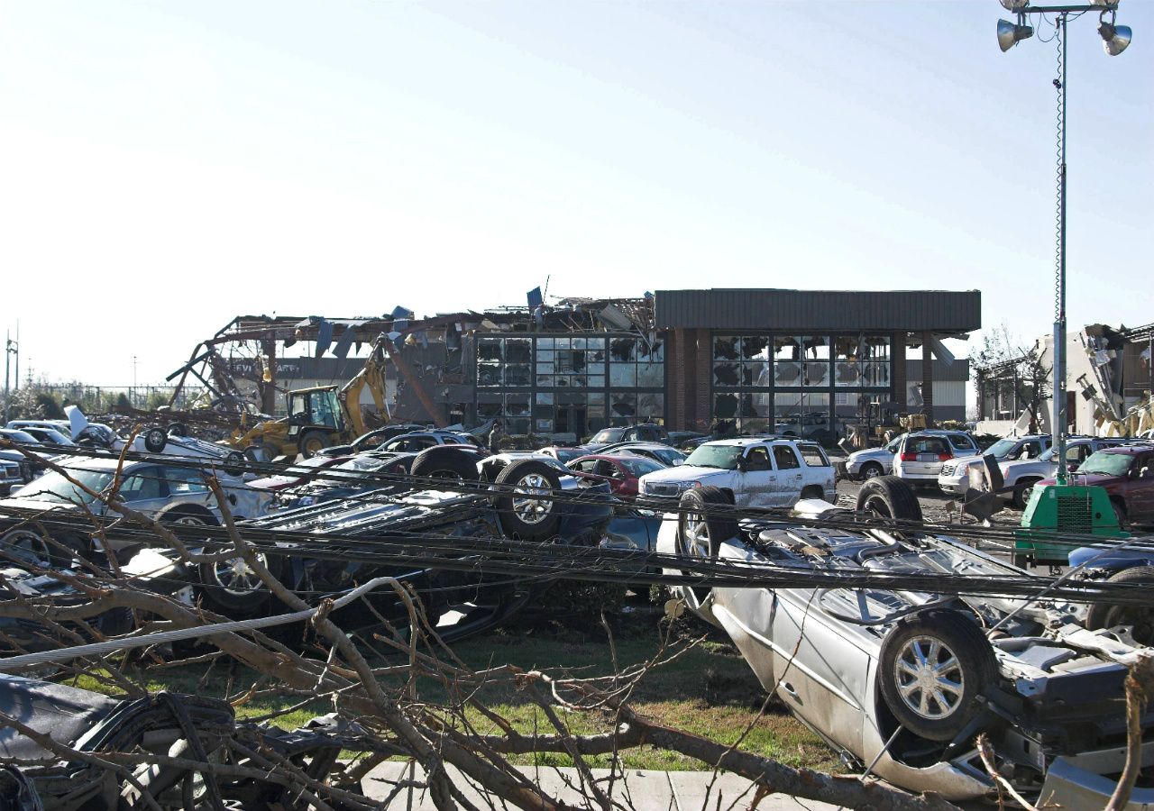 Destruição causada pela passagem de um conjunto de tornados.