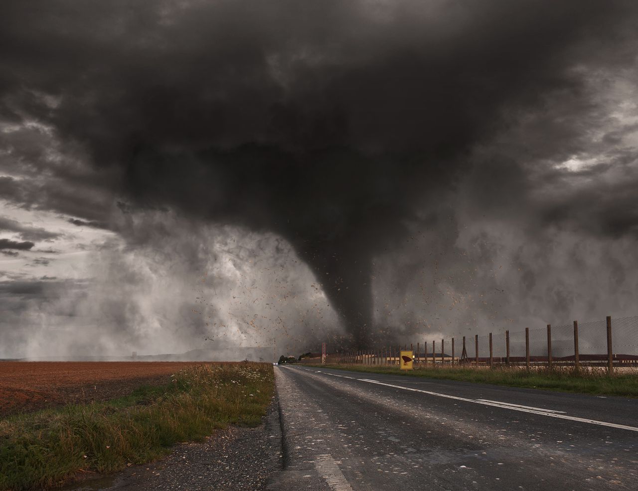 Tornado atingiu região noroeste da França e causou vários danos neste domingo.