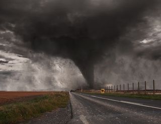 Tornado raro atinge cidades de Saint-Pierre-des-Landes e Ernée, enquanto outras tempestades abalam a Europa Ocidental