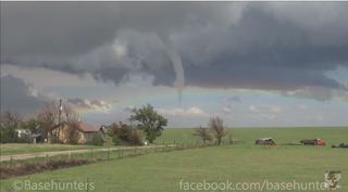 Tornado y arco iris