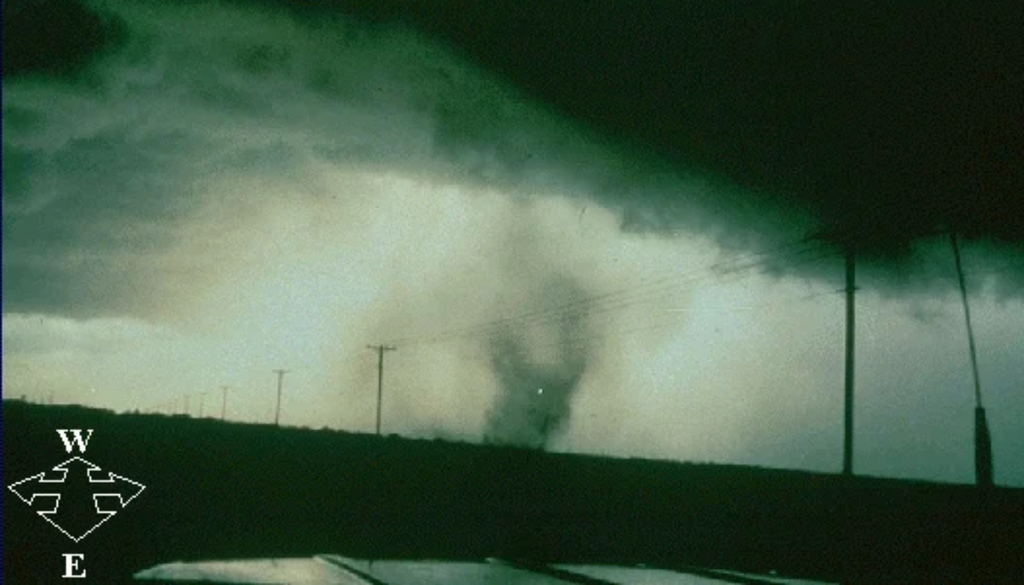 Imagen de un gustnado, remolino de viento que se forma cerca del suelo, asociado al frente de ráfagas de una tormenta. Aunque puede parecer un tornado, su mecanismo de formación es diferente. Crédito: NWS/NOAA. Imagen de un gustnado, remolino de viento que se forma cerca del suelo, asociado al frente de ráfagas de una tormenta. Aunque puede parecer un tornado, su mecanismo de formación es diferente. Crédito: NWS/NOAA.