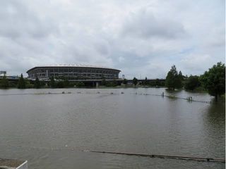 Torrenciales lluvias paralizaron Tokio con diversos daños e inundaciones durante la noche de este jueves