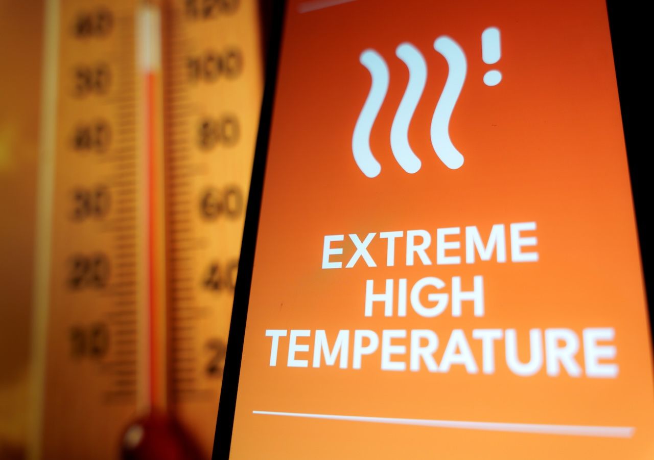 Allerta caldo comparso in una APP meteo o di protezione civile. Il caldo estremo può essere di tue tipi, afoso ovvero umido oppure torrido, con aria secca. Entrambi possono essere molto pericolosi per la salute.