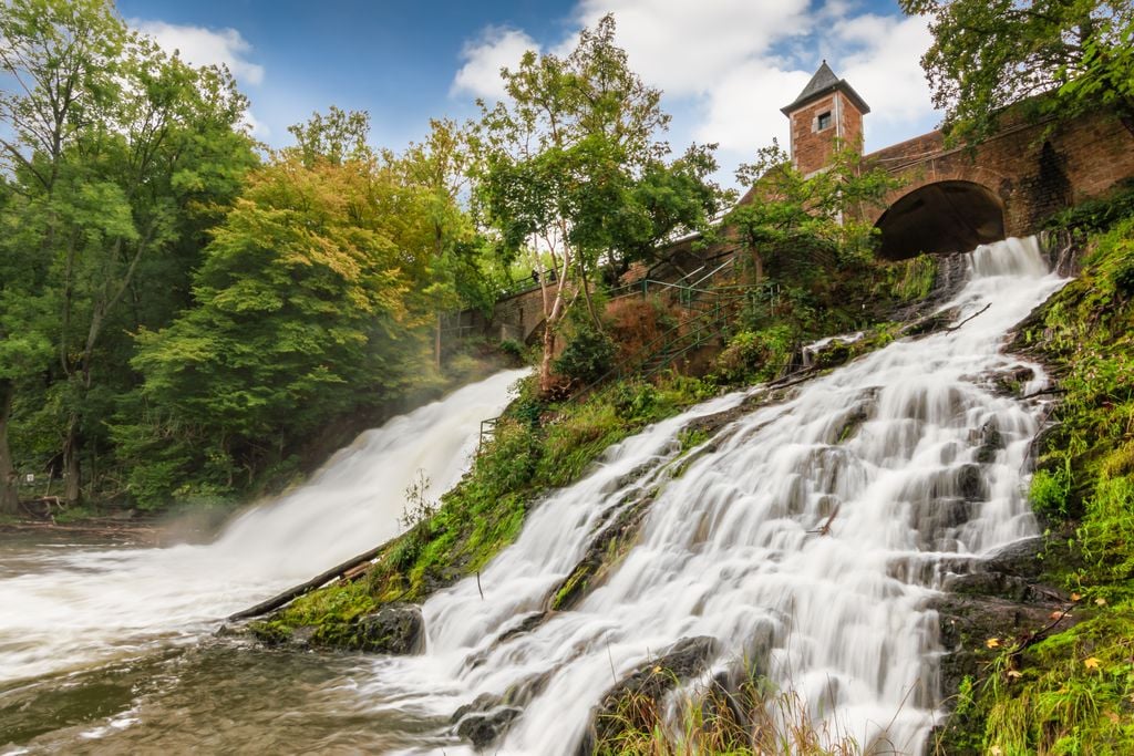 Coo Doppel-Fälle: In Coo in den Ardennen rauschen zwei Wasserkaskaden nebeneinander. Foto: Adobe Stock