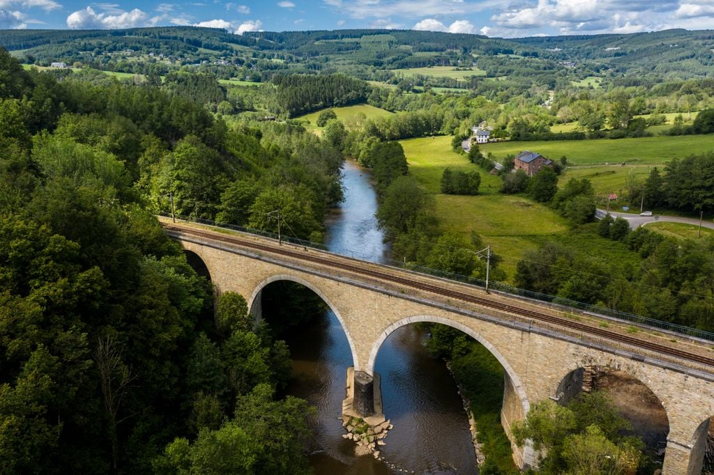 Amel Grüne Traumlandschaft mit Eisenbahnbrücke: Die Amel in den Ardennen. Foto: Adobe Stock