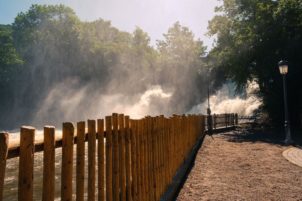 Coo 2 Spazierweg mit Sprühwasser: Rund um die Wasserfälle liegt ein Wanderparadies. Foto: Adobe Stock