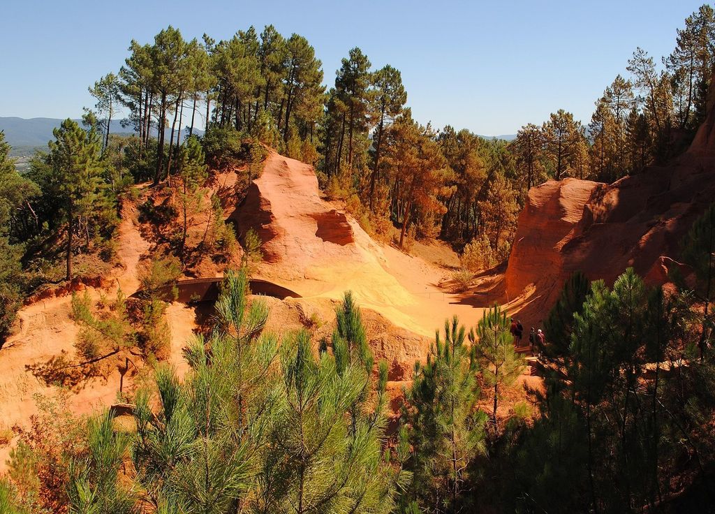 A Roussillon, le Sentier des Ocres offre des paysages et des couleurs évoquant le Grand Canyon américain.
