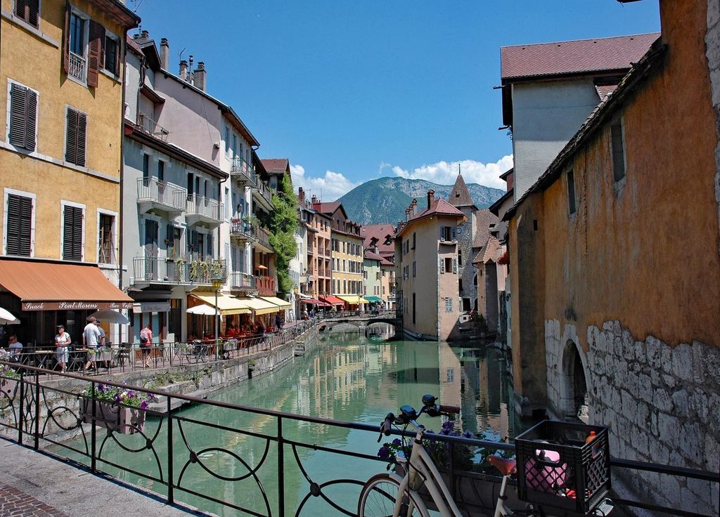 Annecy, surnommée "la Venise des Alpes".