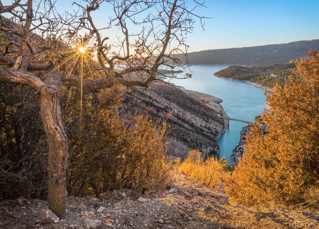 La rivière du Verdon vient se jeter dans le lac de Sainte-Croix.