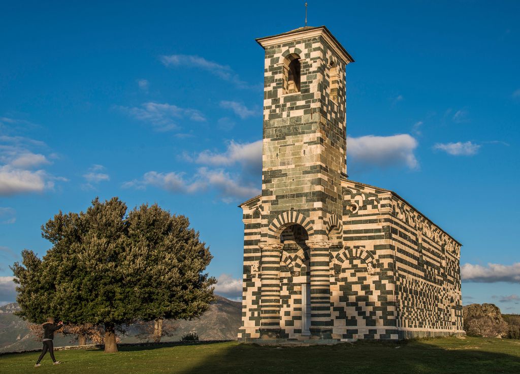 L’église Saint-Michel de Murato, joyau pisan au cœur du Nebbio.