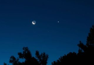 Tra pochi giorni potremo ammirare il “bacio” tra Luna e Saturno: ecco come osservare la splendida congiunzione