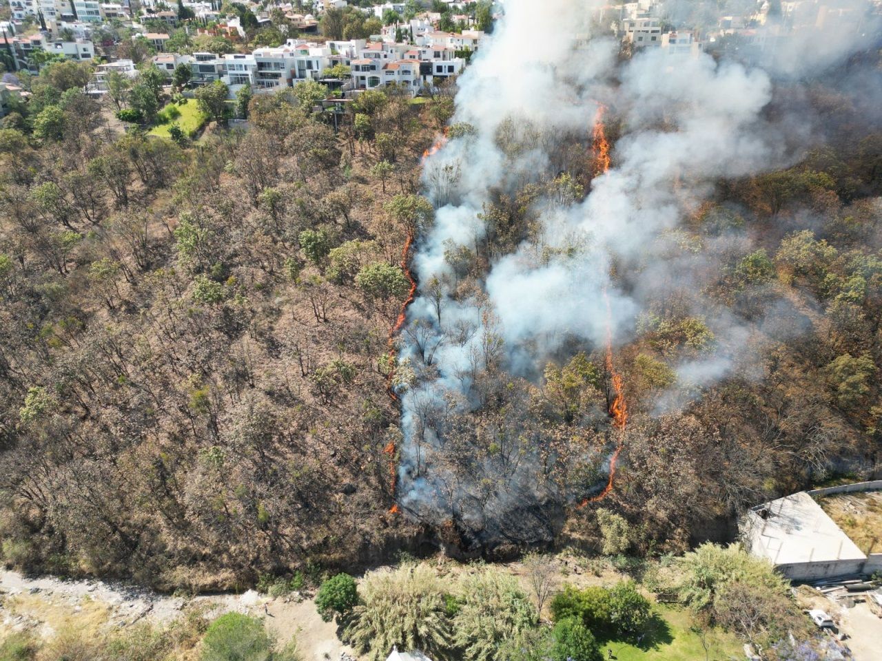 Luego de varias horas de arduo trabajo, se logra apagar el incendio ...