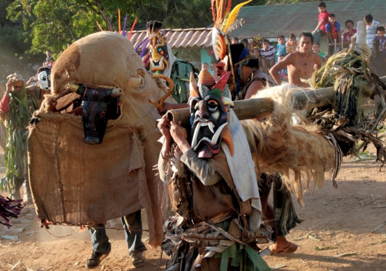Juego de Los Diablitos de Boruca, uno de los festivales más populares que tienen lugar en Costa Rica. | Foto: Universidad de Costa Rica