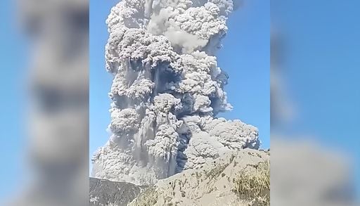 Tragedia en Indonesia: al menos tres turistas muertos y varios desaparecidos tras la s&uacute;bita erupci&oacute;n del volc&aacute;n Dukono