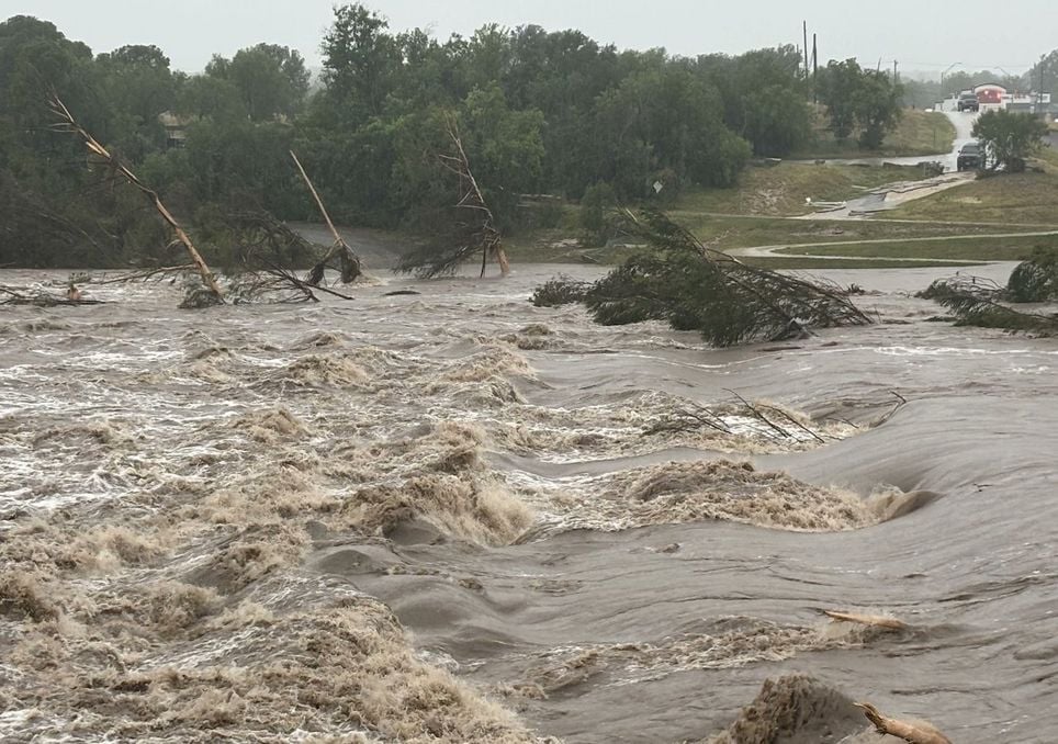 Tragedia en Texas: la furia del agua 25 muertos y una angustiante búsqueda de más 20 niñas de un campamento de verano. Noticias en tiempo real
