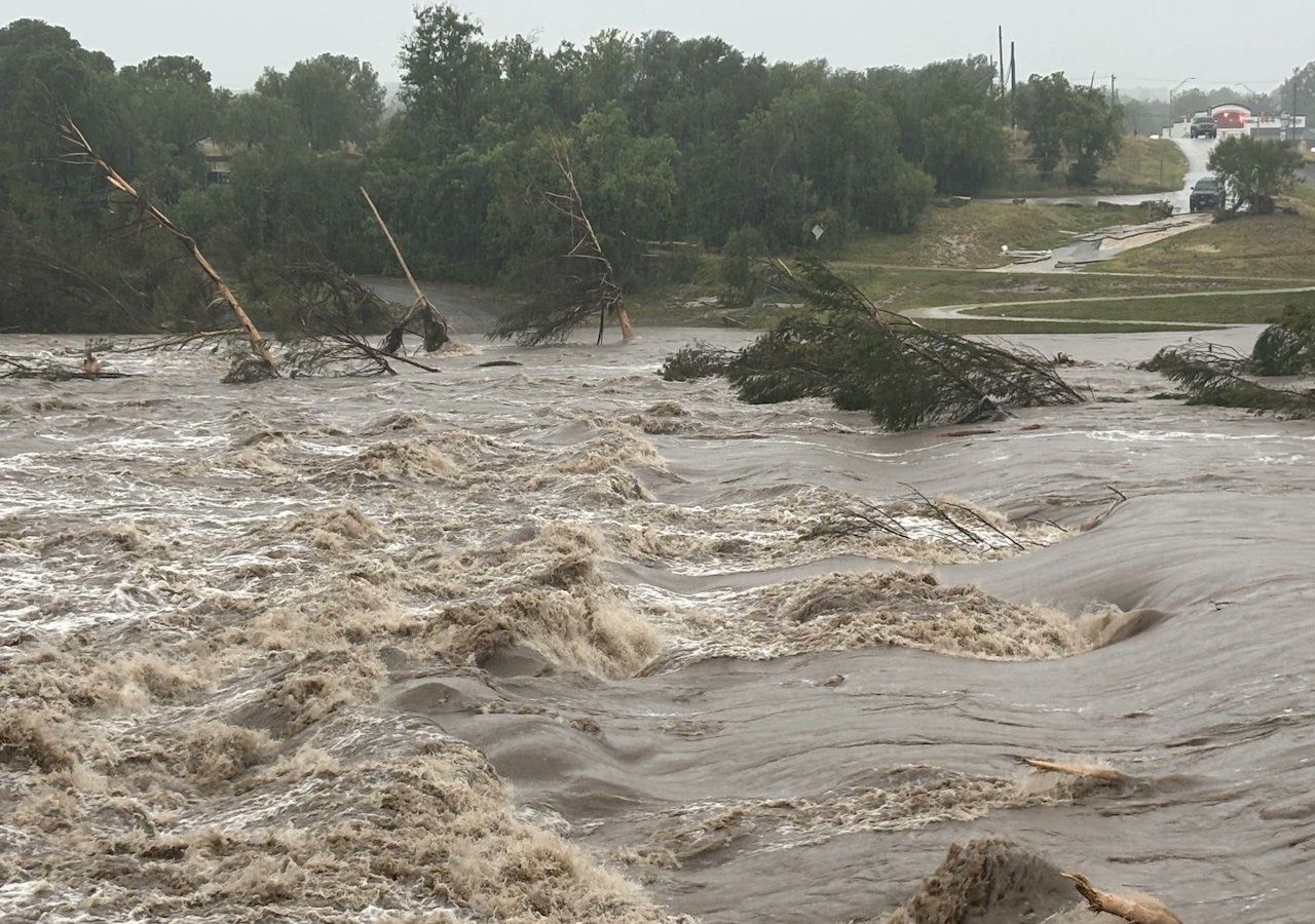 Tragedia en Texas: la furia del agua deja 25 muertos y una angustiante ...