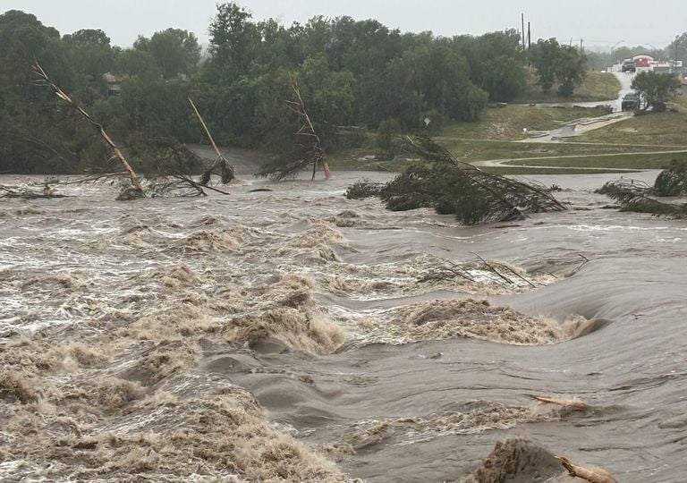 Tragédia no Texas: cheias deixam pelo menos 32 mortos e 27 meninas desaparecidas