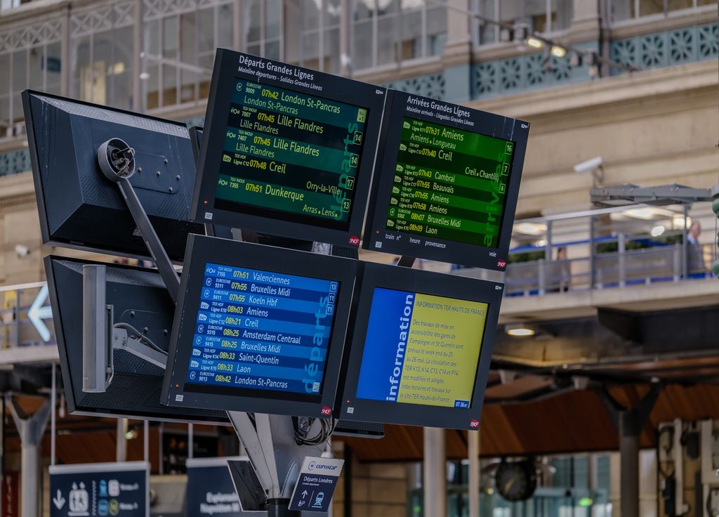 Paris, France - 17 mai 2024 : Vue des écrans d'arrivée et de départ des trains à grande vitesse et des trains Eurostar à la gare du Nord, Paris France