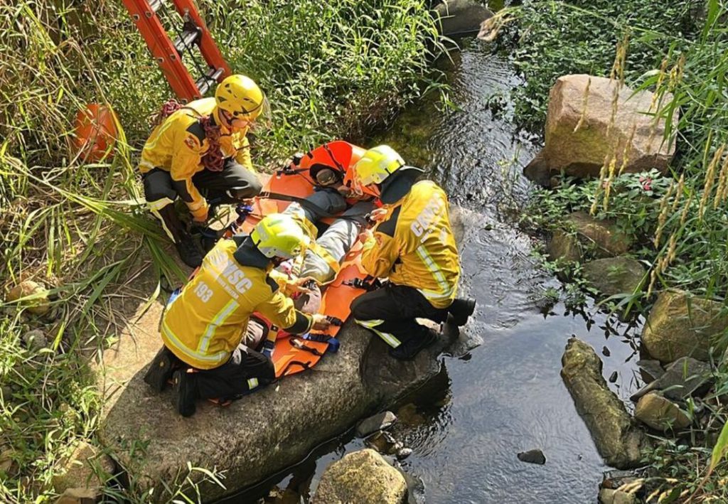 Los equipos simulan rescates ficticios para entrenar los protocolos de emergencia. Créditos: Reproducción/Ana Cristina Machado/NSC TV. Los equipos simulan rescates ficticios para entrenar los protocolos de emergencia. Créditos: Reproducción/Ana Cristina Machado/NSC TV.