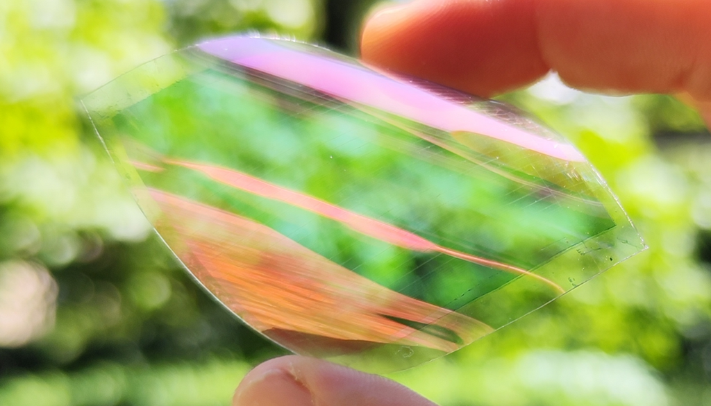 Im Projekt „Durchblick-PV“ fertigte das Forschungsteam auch flexible, organische PV-Module auf Folie. Im Projekt „Durchblick-PV“ fertigte das Forschungsteam auch flexible, organische PV-Module auf Folie. Bild: Fraunhofer ISE