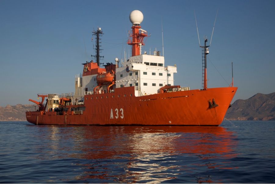 Transporte De Partículas Contaminantes Y Procedentes De Incendios Al Océano Científicos de la expedición Malaspina, liderada por el Consejo Superior de Investigaciones Científicas (CSIC), han destacado la importancia de conocer la dinámica de dichos contaminantes para entender tanto sus efectos en los ecosistemas oceánicos como en el ciclo de carbono global. Buque Hespérides. Fotografía: Juan Costa / CSIC Los científicos señalan que del carbono que se deposita en el océano a escala global, el correspondiente a compuestos aromáticos supone el equivalente al 15% de lo que entra por deposición de CO2, “una cifra mayor de la esperada”. El estudio, publicado en la revista Nature Geoscience, refleja que cada mes entran en la superficie de los océanos Atlántico, Pacífico e Índico unas 90.000 toneladas de hidrocarburos aromáticos policíclicos desde la atmósfera. Esta cantidad es cuatro veces mayor que la generada en 2010 durante el hundimiento de la plataforma petrolífera Deepwater Horizon en el golfo de México, considerado el mayor vertido de petróleo de la historia. “Los hidrocarburos aromáticos policíclicos y otros compuestos aromáticos son contaminantes ubicuos y abundantes en el medio ambiente. Son, además, un componente del carbono orgánico poco estudiado hasta la fecha en términos de flujos atmósfera-océano”, explica Jordi Dachs, investigador del CSIC en el Instituto de Diagnóstico Ambiental y Estudios del Agua de Barcelona.