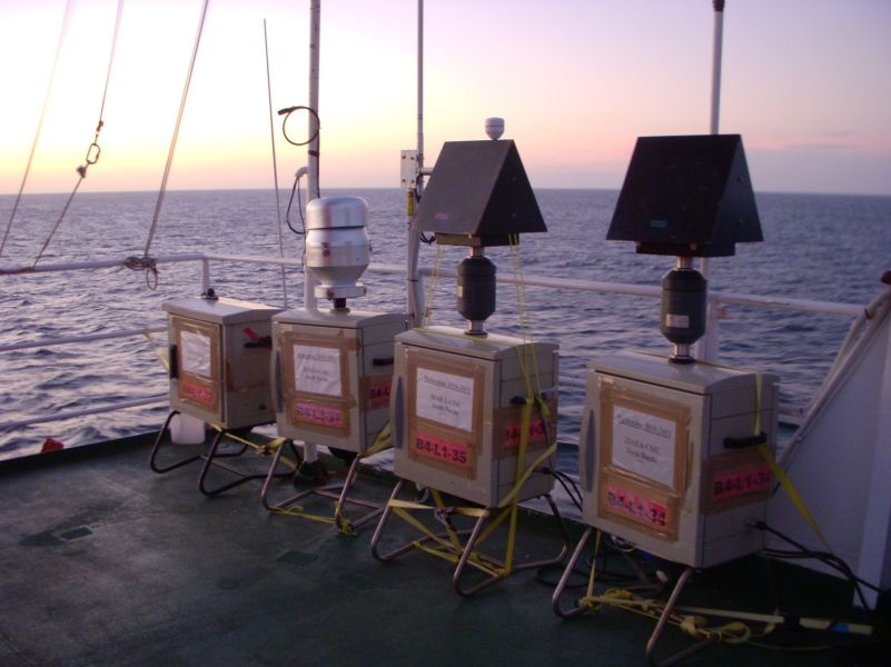 Transporte De Partículas Contaminantes Y Procedentes De Incendios Al Océano Captadores de alto volumen en la cubierta del Hespérides. Fotografía: Juan Costa / CSIC Muestras de aire y agua Los resultados de este trabajo están basados en muestras de aire (gases y aerosoles) tomadas con captadores de alto volumen, además de muestras de lluvia y de agua de superficie del océano recogidas durante la campaña de circunnavegación del buque Hespérides. Tras el aislamiento de los compuestos orgánicos, estos se midieron y cuantificaron y, a partir de las concentraciones registradas, se calcularon los flujos atmósfera-océano con modelos atmosféricos y de intercambio atmósfera-agua. Aunque las implicaciones concretas de las concentraciones registradas de hidrocarburos aromáticos polícíclicos son por el momento inciertas, los investigadores apuntan a que podrían afectar a largo plazo a los seres vivos oceánicos debido a su toxicidad y generar alteraciones en la formación de aerosoles en la atmósfera marina, afectando a los ciclos de formación de nubes, entre otros. Belén González-Gaya, investigadora del Instituto de Diagnóstico Ambiental y Estudios del Agua y el Instituto de Química Orgánica General en Madrid, destaca: “No se tenía mucha información de la magnitud de la contaminación por hidrocarburos aromáticos polícíclicos en el océano abierto. Era necesario realizar un estudio a escala global para conocer la relevancia de estos flujos a nivel planetario”. Una caracterización más detallada de los flujos de estos contaminantes en los océanos y el estudio del impacto en comunidades concretas de seres vivos son los siguientes pasos que se plantean los científicos en su investigación.