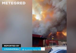 Potentes incendios forestales provocan evacuación total y perdida de 1,400 edificios calcinados en Ruidoso, Nuevo Mexico