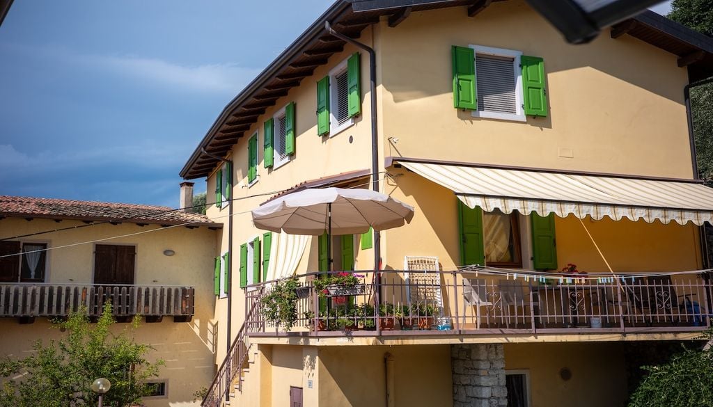 Anche semplici tende da sole e perfino un ombrellone possono aiutarci a ridurre la temperatura interna.