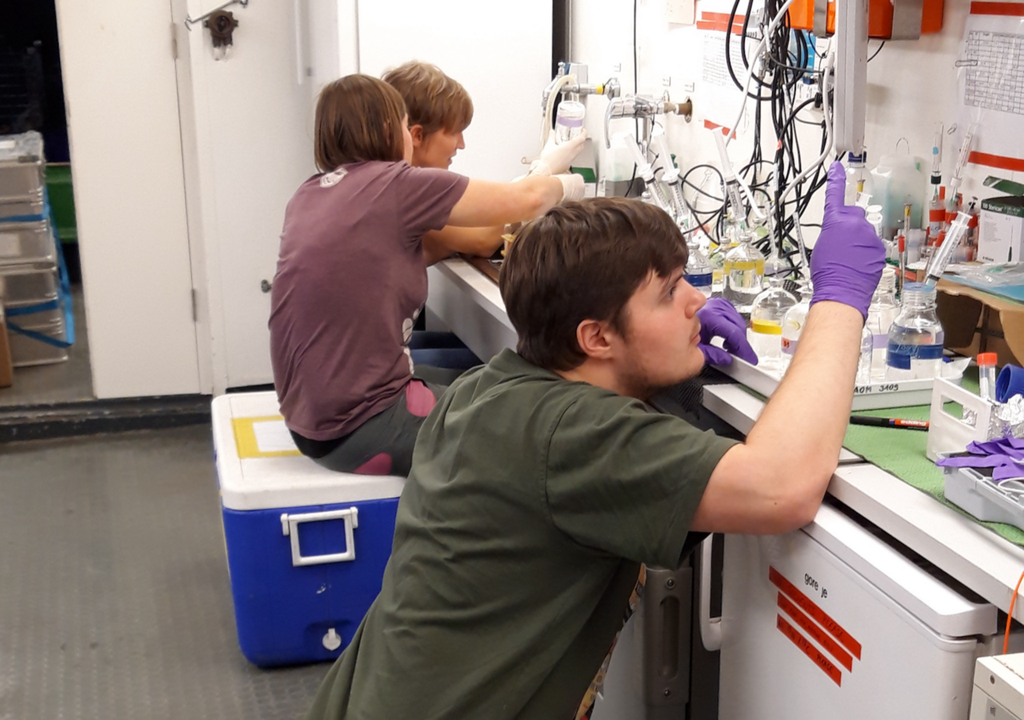 Jan von Arx bei der Arbeit an Bord der FS Poseidon. Jan von Arx bei der Arbeit an Bord der FS Poseidon.