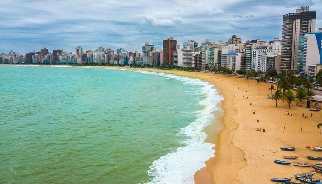 Praia da Costa, em Vila Velha, no Espírito Santo, perto da capital Vitória, e um dos destinos praianos que os passageiros do trem podem curtir. Crédito: Blog Viagens e Caminhos.