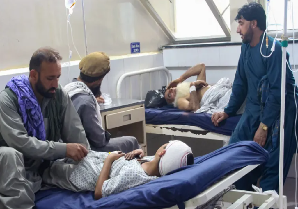 La tragedia pone de manifiesto la vulnerabilidad de Afganistán ante los fenómenos naturales, con casas frágiles que se derrumban y servicios de emergencia que se enfrentan a dificultades. La tragedia pone de manifiesto la vulnerabilidad de Afganistán ante los fenómenos naturales, con casas frágiles que se derrumban y servicios de emergencia que se enfrentan a dificultades.