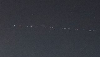 Tren de satélites Starlink a la vista