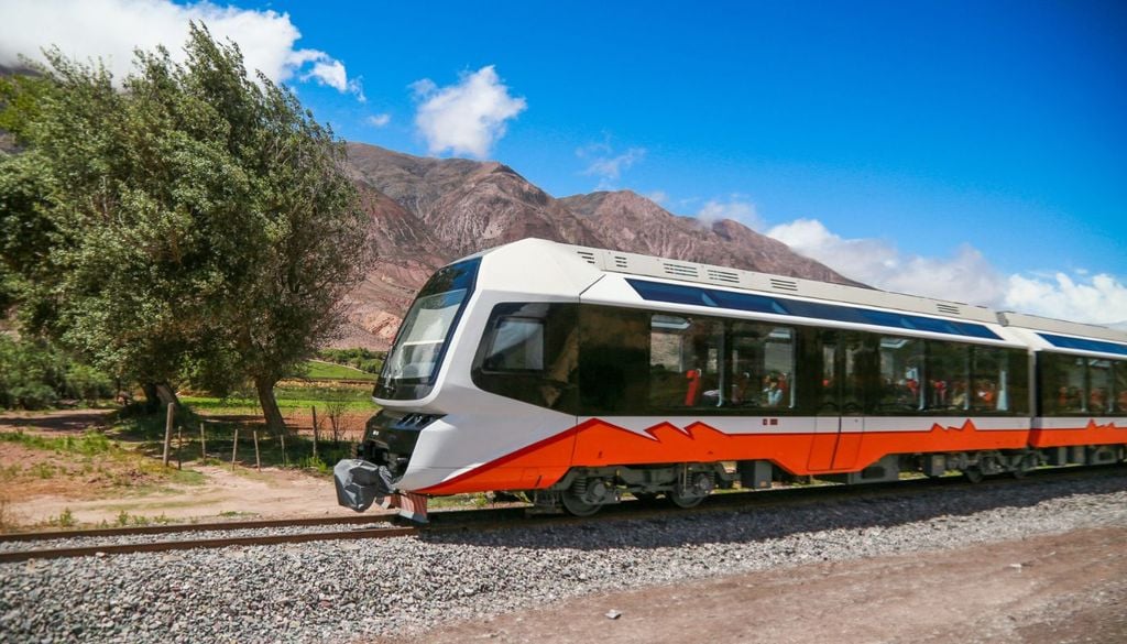Tren Solar de la Quebrada sobre rieles