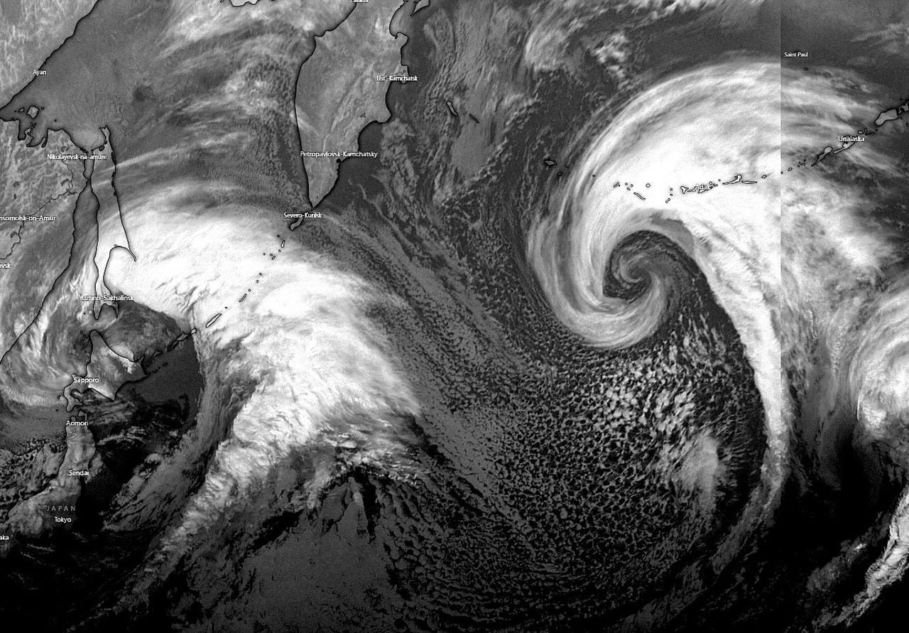 Imagen de satélite de un tren de borrascas formado por dos profundos ciclones extratropicales, en el Pacífico Norte, captada desde un satélite de la NOAA el 22 de febrero de 2020. © Eumetsat