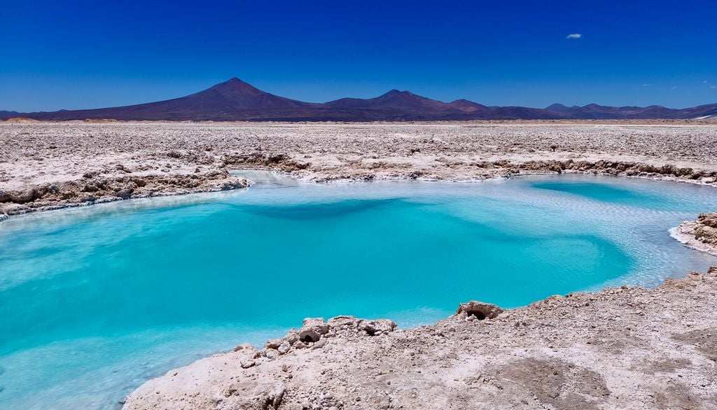 El Salar de Pedernales está rodeado por volcanes y montañas de gran altura. Crédito: Catalina Contreras.