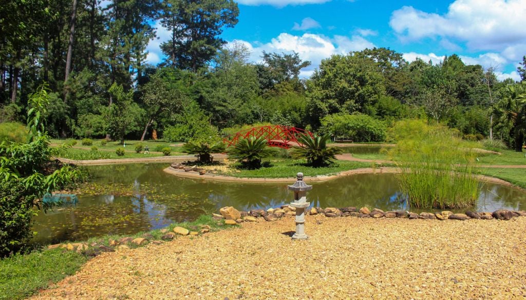 O Jardim Japonês, com lagos, pontes, caminhos e espécies vegetais cuidadosamente distribuídas. Crédito: Divulgação.