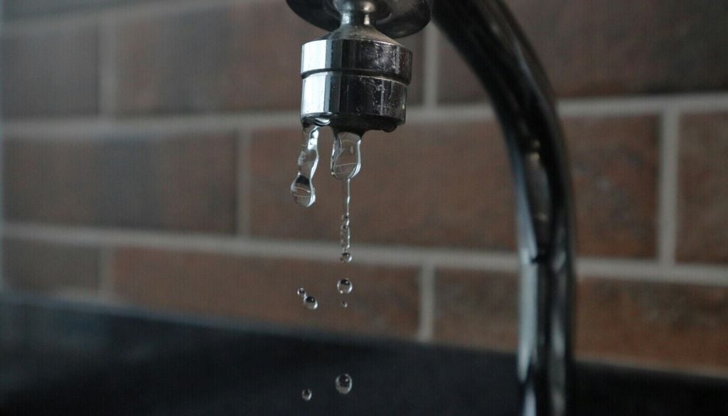 Im Trinkwasser einiger Landkreise wurden coliforme Bakterien nachgewiesen, die besonders für Säuglinge, ältere und immungeschwächte Personen gefährlich werden können. Bild: João Paulo Carnevalli de Oliveira/Unsplash