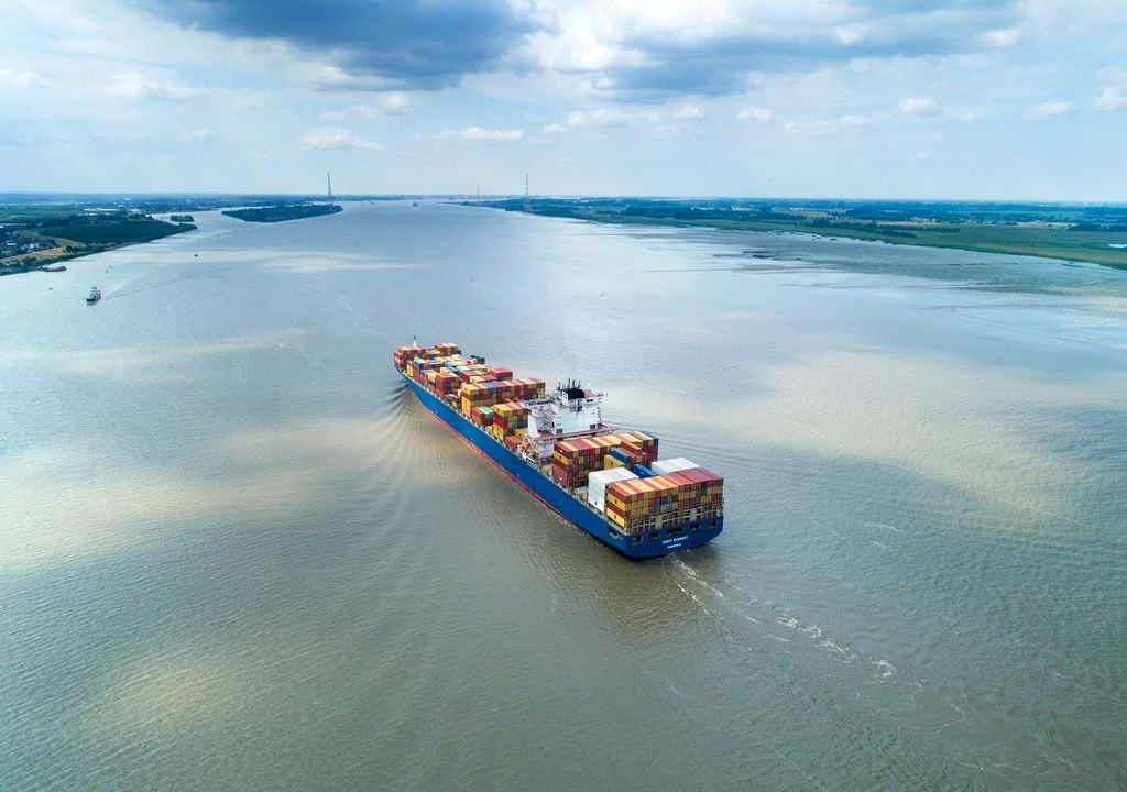 Laut einer aktuellen Studie sind Tideflüsse, wie hier die Elbe, weltweit von Versalzung bedroht, was zu großen wirtschaftlichen und Umweltproblemen führt.